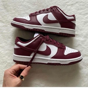 Dunk Low Bordeaux - Dunk Low Bordeaux  Tillgängliga storlekar⬇️  • EU 36,5-40   • Pris från 1999kr  Fri Frakt   • Skriv till oss i dm om din storlek saknas   • Vi nås genom dm för eventuella frågor eller funderingar!  #erisneakers 
