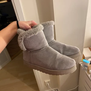 Skor - Fake uggs, använda men fortfarande i helt okej skick! Bara att tvätta dom så blir dom fina igen! GRATIS FRAKT ❣️