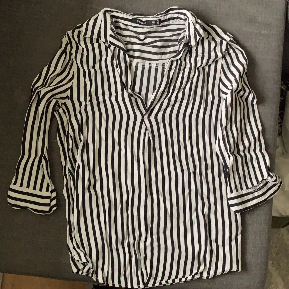 Randig v-ringad blus - 90