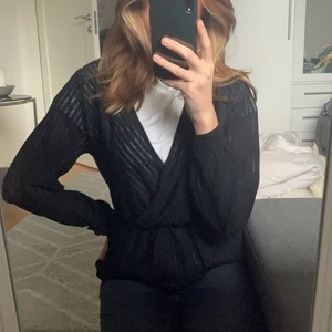 Svart overshirt  - Svart v-ringad omlott overshirt, tunn och snygg, lätt randig 