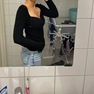 Långärmad tröja xs - En jättefin svart långärmad tröja med lite finare kvalitet. Den är endast använd fåtal gånger!
