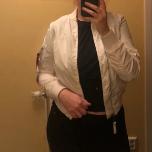 Alpha Industries jacka strl M - En tunn bomberjacka använd fåtal gånger. Passar mig som är L men sitter finare på någon som är M