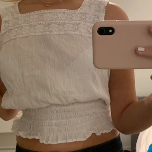 Vit topp - Sötaste toppen och sitter super fint på, passar perfekt till kjol och jeans 💞💞 skriv för fler bilder
