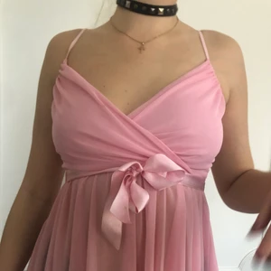 y2k rosa topp stl 34, 36, 38 - storlek 34 på lappen. passar även storlek 36/38 då modellen har storlek 36/38 i överdel. möts upp i stockholm eller fraktar. *köpare står för frakt och swishar innan plagget fraktas 💌👾