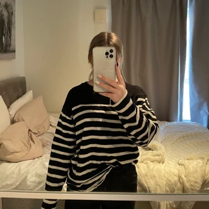 Randig tröja Zara - Randig långärmad tröja från Zara i L, skulle säga att den är mer som M. Passar de flesta storlekar beroende på hur man vill att den ska sitta 🤍