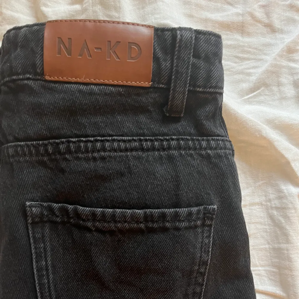 Säljer de !SKITSNYGGA! raka jeansen från NAKD som sitter som en smäck! då de tyvärr inte passar längre. Nypris var 499 kr och säljer för 300 kr+frakt (pris är diskuterat). Jeans & Byxor.