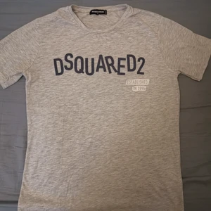 Dsquared2 T-shirt  - Använt den en del men den har mycket liv kvar, storlek L men skulle säga att den passar M-S. Den är äkta ! 