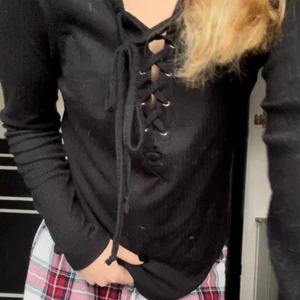 Ribbat tröja - Säljer denna ribbade tröjan för den aldrig används:/ har ett knyte där fram och är i ett bekvämt ribbat material!💗