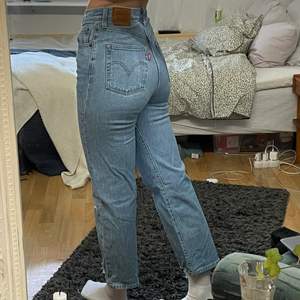 Levis ribcage jeans som tyvärr är lite för korta för mig. Bra skick förutom en liten fläck på vänster ben men det utan knappt. Innerbenslängd: 66 cm