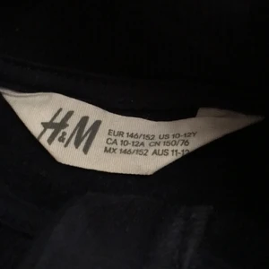 Micky mouse magtröja  - Använd 1 gång tvättad. Jätte fin i material inte min stil längre.