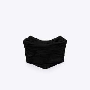 En otroligt snygg corsett liknande topp. Den är svart med mesh tyg utanpå. Säljer den då den inte passade mig, då den ej är använd och prislapp kvar. (Ganska tight i storleken)💕