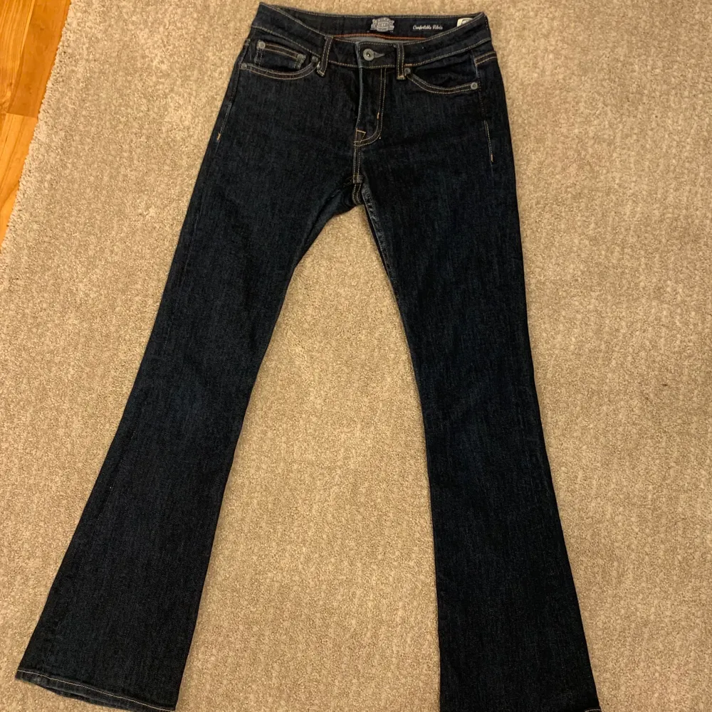 Lågmidjade jeans köpta secondhand i storlek 24/25. . Jeans & Byxor.