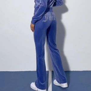 Juicy couture byxor - Jättefina blå mjukisbyxor från juicy couture. HELT OANVÄNDA med prislapp kvar! Köpta för 900 kr och den här färgen går inte att få tag på längre. Storlek S, samma som modellen bär🤍  BUDA FRÅN 700 kr eller KÖPT DIREKT för 750 kr+ frakt🤍