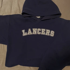 Vintage Hoodie - Skit snygg marinblå vintage hoodie. Köpt på Beyond Retro för ungefär 1,5 år sedan men har inte använts så många gånger. 💫💫 Säljer för 120 kr inklusive frakten🥰🥰