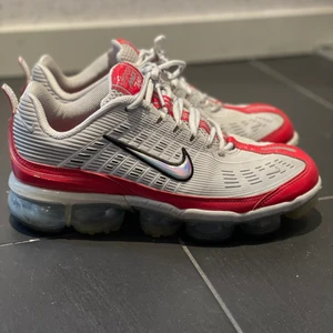 Nike air vapormax 360 stl 41  - Jag säljer mina Nike air vapormax 360 då de inte kommer till användning, använts några få gånger bar skick. Köparen står för frakten. 