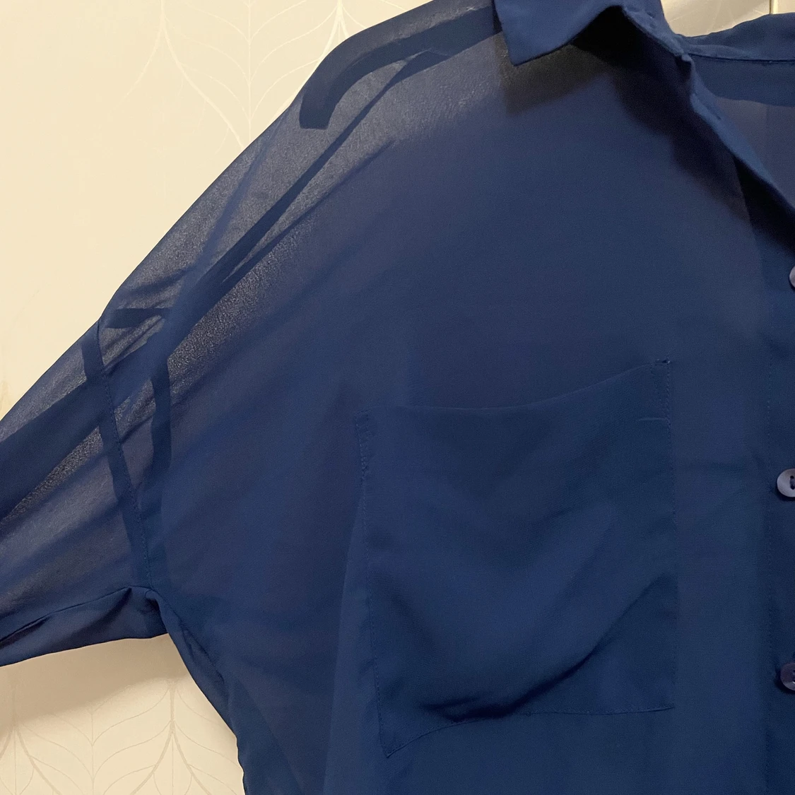 Blå, tunn skjorta i nyskick - 90