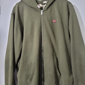 Levis kofta  - Levis kofta den är i helt ny skick och är inte använt bara två gånger så den är som ny.Ny pris på den är 800kr.Min pris är 450kr.den finns i Malmö.kan även frakta fast köparen står för frakten. ÄKTA 