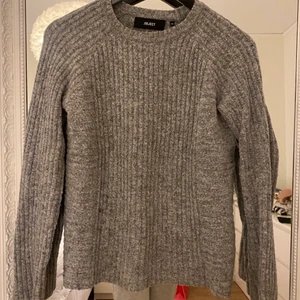 Stickad tröja  - Grå stickad tröja från objekt, knappt använd! Storlek XS men passar även S. Frakt kostar 66kr💕