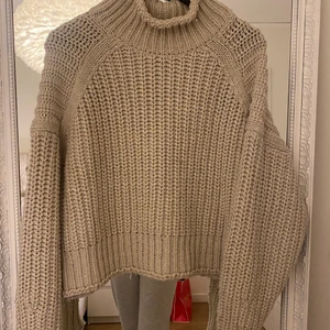 Stickad tröja  - Super mysig stickad tröja från H&M som jag använt 2 gånger. Den är i storlek M men passar både XS och S. Frakt 66kr 🥰