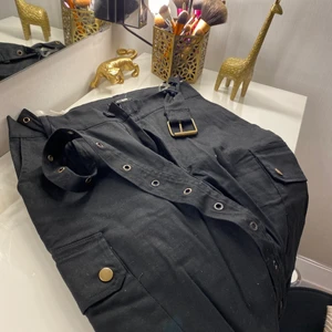 Cargo  byxor - Svarta cargo byxor med guld detaljer & guld bälte 