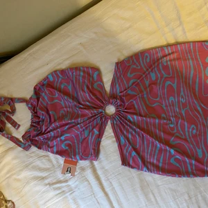 Halterneck klänning  - Oanvänd klänning med lapp fortfarande på. Tunt material men sitter jätte bekvämt och formar fint efter kroppen. Jag är 167 cm lång och har storlek M 