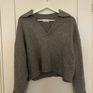 Stickad tröja - Fin stickad tröja från Behrska som inte kommer till användning, väldigt mjukt material. Köparen står för frakten🤎☺️ Bud är bindande, höj med 10 kronor. Köp direkt vid accepterat prisförslag!