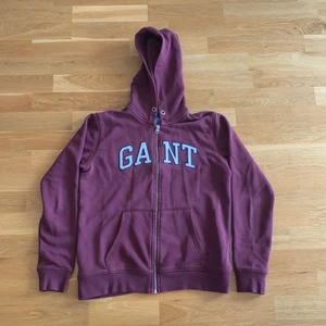 Gant kofta  - En vinröd gant kofta med dragkedja 