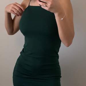 En väldigt fin mörkgrön klänning som tyvärr är för kort för mig, den är från bikbok och använd 1 gång. ☺️
