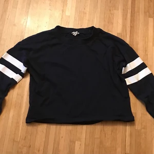 mörk blå/svart magtröja från h&m - ca 4 år gammal tröja som inte längre passar, tröjan är sparsamt använt och är i strl 158-164 (12-14) och är som en XSS ungefär