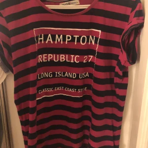 Randig snygg crop top - Ny skick, använd max 2ggr. Är inte säker på var jag har köpt den. Säljer pga av att den inte kommer till användning längre. Inga synliga defekter.