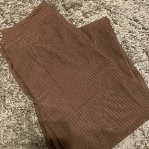 Bruna byxor - Bruna randiga byxor i storlek xs men skulle säga att dom passar S också. Använda ca 3 gånger.💕