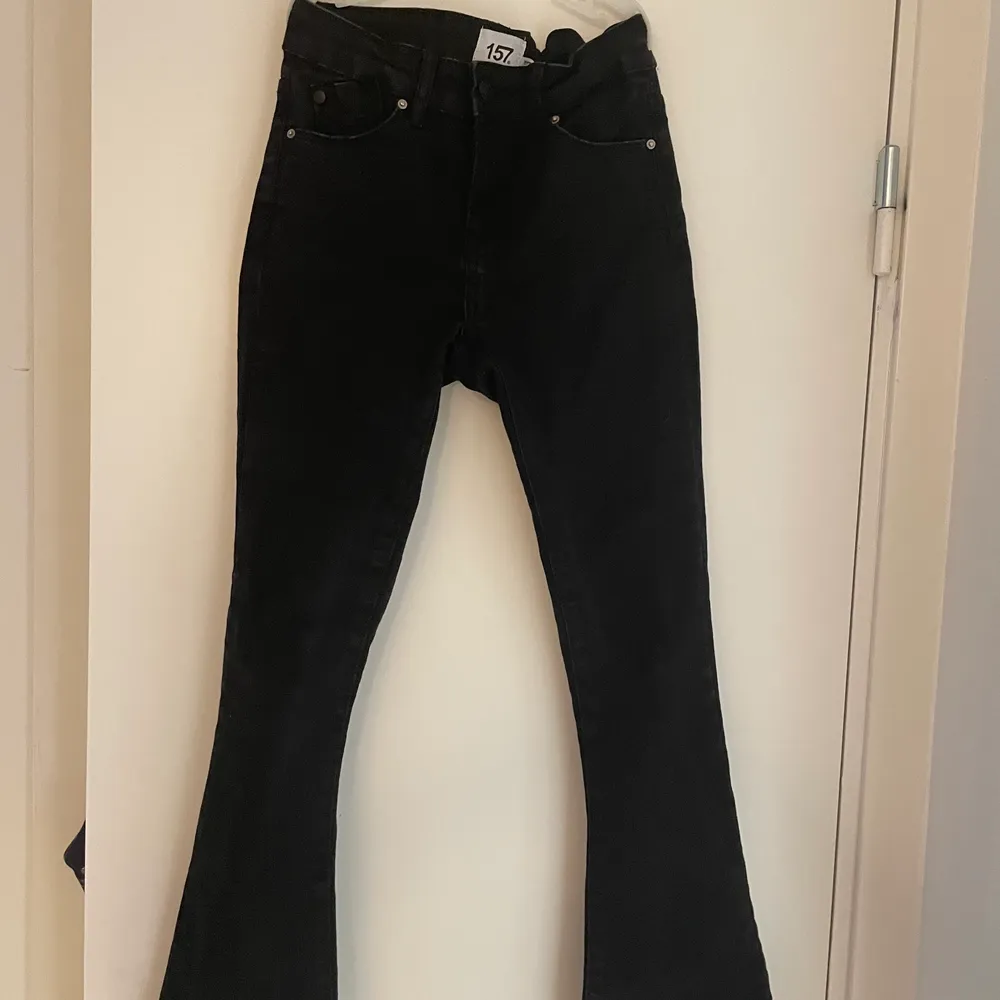 Ett par svarta utsvängda jeans ifrån Lager 157 som knappt är använda . Jeans & Byxor.