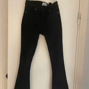 Ett par svarta utsvängda jeans ifrån Lager 157 som knappt är använda 