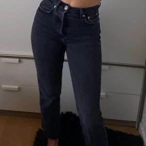 Zara jeans  - Svarta jeans från zara, de är raka i passformen men tyvärr för korta för mig. De är ett litet hål i byxan vilket ni ser på sista bilden. 