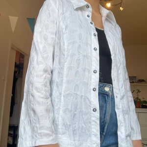 Snygg vit skjorta - Ball vit skjorta köpt second hand. Riktigt skönt material!! Använd fåtal ggr. Passar bäst XS-M