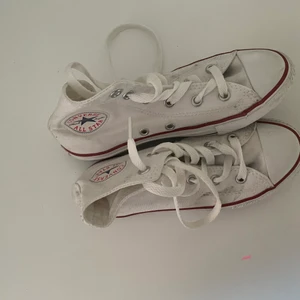 Vita converse  - Ett par vita converce köpta ifrån sportringen. Skorna är använda 2-3 gånger och nypriset är 600 kr och de kan säljas för 250 kr men priset kan diskuteras.