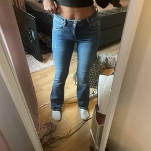 Skitsnygga bootcut jeans från Zara i storlek S 😍