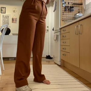 Roströda kostymbyxor  - Ett barn snygga kostymbyxor i roströd/brun färg. De är i storlek 36 och är från NAKD! Använda 2 gånger. 120kr + frakt🤎🧡