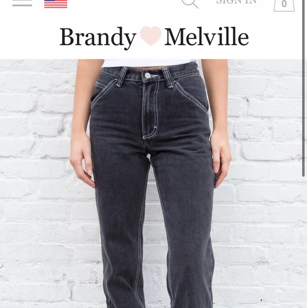  Svarta jeans i en urtvättad färg från brandy Melville i storlek xs. Har en detalj på benen med vita sömmar. Midwaist. Raka ben. Finns resor i midjan man kan sätta in om man vill spänna åt. Sitter snyggt i midjan.. Jeans & Byxor.