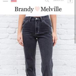  Svarta jeans i en urtvättad färg från brandy Melville i storlek xs. Har en detalj på benen med vita sömmar. Midwaist. Raka ben. Finns resor i midjan man kan sätta in om man vill spänna åt. Sitter snyggt i midjan.