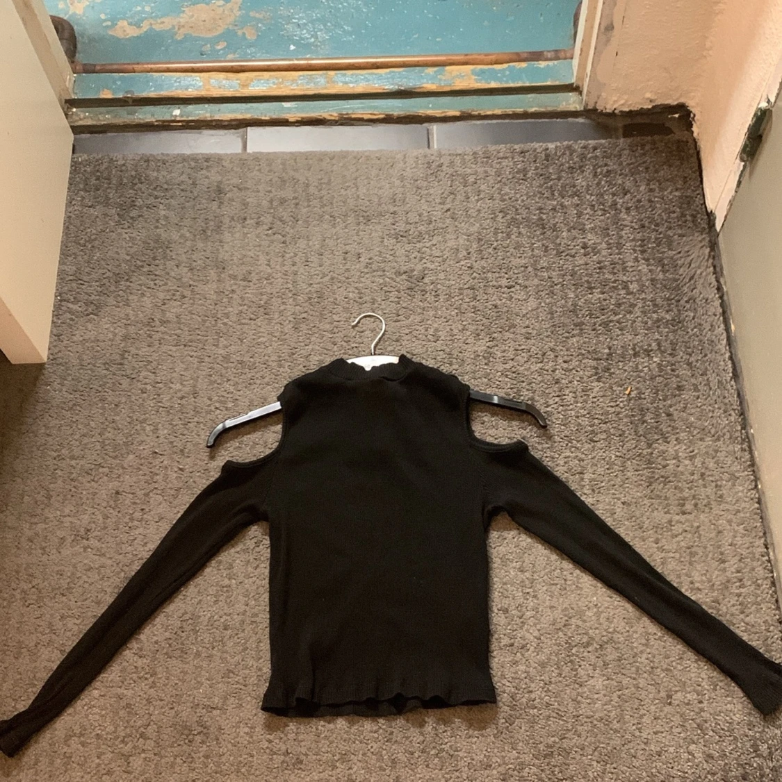 Svart långärmad tröja med synliga axlar  - 90