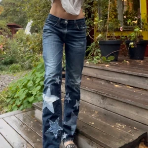 Jeans med stjärnor  - Lägger ut igen pga oseriös köpare!😁 Säljer dessa sjukt snygga lågmidjade jeans från levis med påsydda stjärnor och andra najs detaljer😍💕 jeansen är i storlek 31/32 och passar xs-m beroende på vilken passform man är ute efter!  Hon på bilden är en s och är 175cm lång❤️💖 hör av er för fler bilder och om ni har några frågor! 