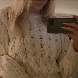 Stickad tröja  - Säljer denna super snygga tröja ifrån Gina Tricot, den är använd men fortfarande i fint skick! Säljer pågrund av att den inte kommer till användning🤍