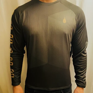Long Sleeve MTB Jersey (helt oanvänd) - Long Sleeve MTB Jersey i L i mörkgrön. Har fickor på ryggen för vattenflaskor och/eller energi för cykelturer eller motionsrundor. Säljs för 400kr inklusive frakt med prislapp kvar (ordinarie pris 799kr)