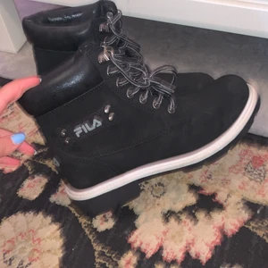 Fila vinter skor  - Fina vinter skor och extra varma från fila. Använt några gånger men är förstora. 