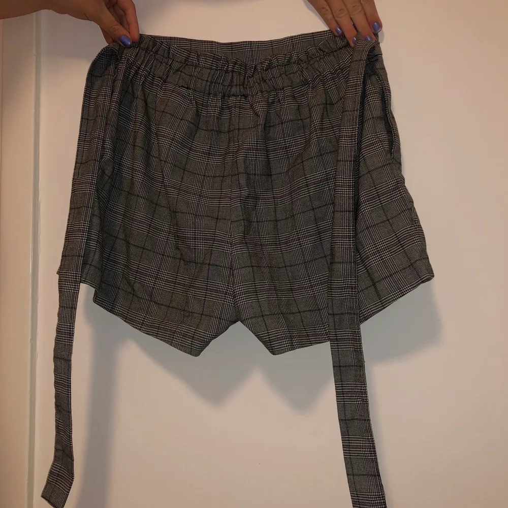 Högmidjade shorts från H&M i storlek 38!!. Shorts.