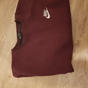 Nike tröja/ sweatshirt vinröd - Bra skick, lite oversize stil på mig som har s