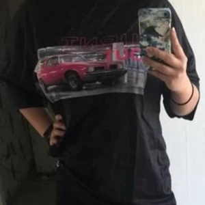 Lång T-shirt, Shein, Strl: S - Lång T-shirt med tryck från Shein. Passar perfekt med ett par cykelbyxor till sommaren.