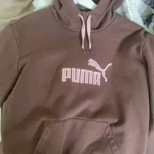 Brun hoodie  - Jättesöt brun puma hoodie med rosa. Säljer denna pga har ej mycket användning för den💗 fint skick. Om det är många som vill ha blir det bud. 