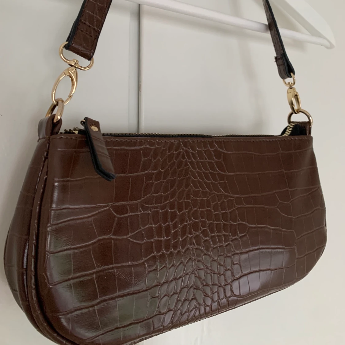 Brun baguetteväska i krokodilmönster  - 90